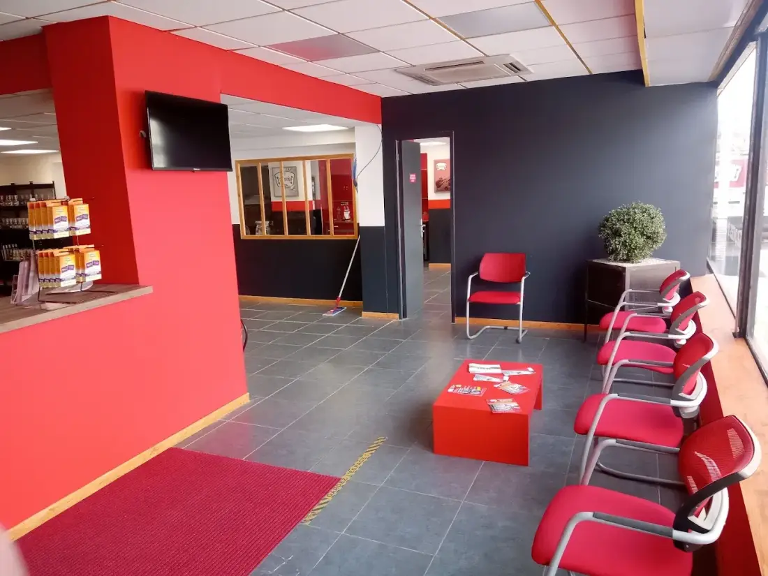 Façade du centre 2H Auto Vitrage, boutique et atelier à Saint-Martin-d'Hères